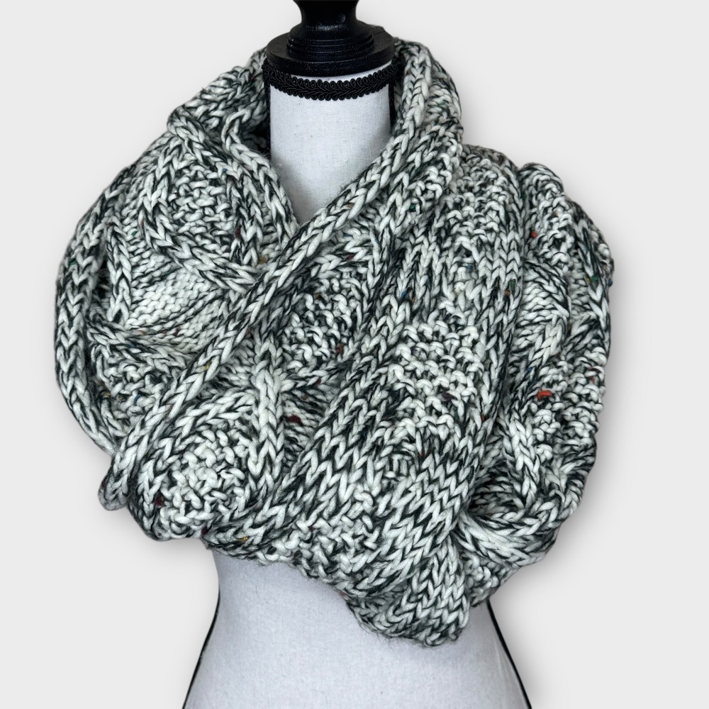 Infinity Scarf Womens OS Black White Color Flecks Chunky Cable‎ Knit